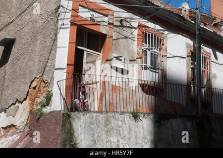 Venezuela Caracas 21/01/2012. Alte Frau im Eingang eines alten Hauses sitzen. Stockfoto