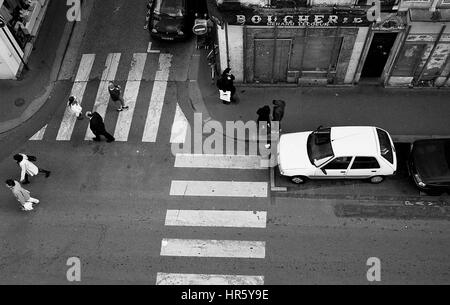 AJAXNETPHOTO. PARIS, FRANKREICH. DRAUFSICHT DER FUßGÄNGERÜBERWEG IN DER RUE SAINT-DOMINIQUE. FOTO: JONATHAN EASTLAND/AJAX REF: 120104 21 Stockfoto