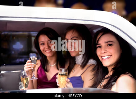 Mädchen trinken in einer Nacht in einer limousine Stockfoto