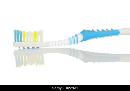 Blaue und weiße Zahnbürste mit Reflektion auf weißem Hintergrund Stockfoto