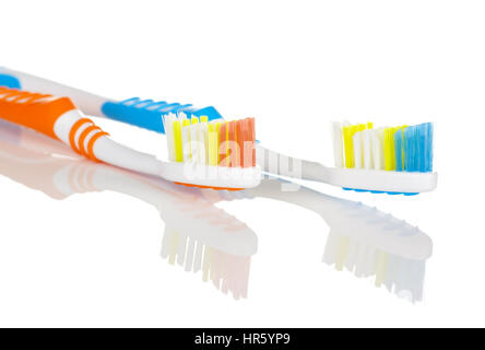 Nahaufnahme des Paares von Zahnbürsten auf weißem Hintergrund mit Reflexion Stockfoto