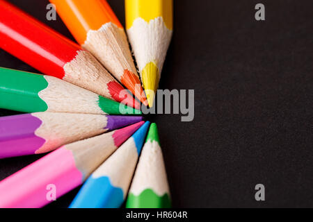 Eine Reihe von Buntstiften auf einem dunklen Hintergrund Stockfoto