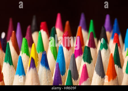 Farbstifte auf einem dunklen Hintergrund. Stockfoto