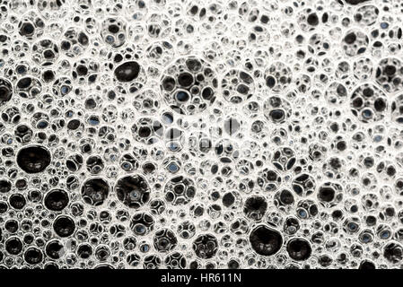 Nahaufnahme Makro Bild bunt seifigen Öl Blasen auf der Oberfläche des Wassers Stockfoto