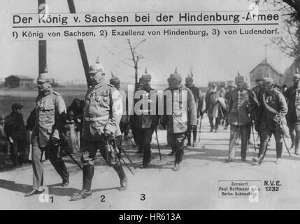 Ersten Weltkrieg der deutsche General von Hindenburg und General von Ludendorf zu Fuß mit dem Kurfürsten von Sachsen und deutsche Soldaten, 1915. Von der New York Public Library. Stockfoto
