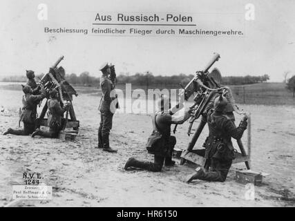 Deutsche Armee Abschuss feindlicher Flugzeuge mit Maschinengewehren, 1915. Von der New York Public Library. Stockfoto