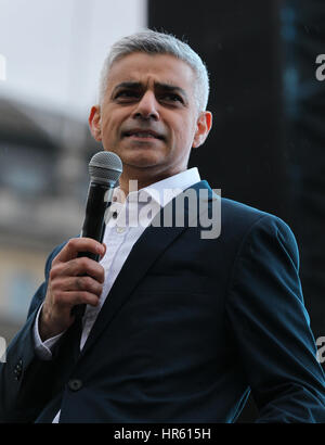 London, UK, 26, 02, 2017: Der Bürgermeister von London Sadiq Khan besucht eine kostenlose Vorführung des Oscar-nominierten iranischen film des Verkäufers am Trafalgar Square in London Stockfoto