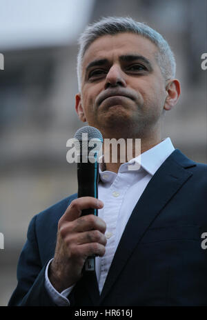 London, UK, 26, 02, 2017: Der Bürgermeister von London Sadiq Khan besucht eine kostenlose Vorführung des Oscar-nominierten iranischen film des Verkäufers am Trafalgar Square in London Stockfoto