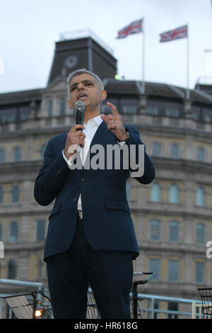 London, UK, 26, 02, 2017: Der Bürgermeister von London Sadiq Khan besucht eine kostenlose Vorführung des Oscar-nominierten iranischen film des Verkäufers am Trafalgar Square in London Stockfoto