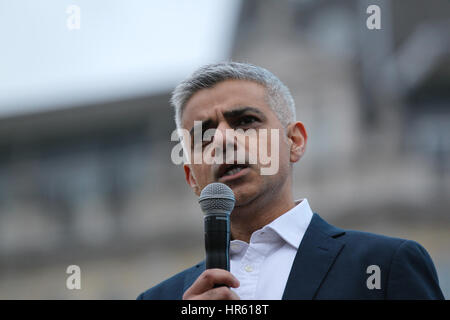 London, UK, 26, 02, 2017: Der Bürgermeister von London Sadiq Khan besucht eine kostenlose Vorführung des Oscar-nominierten iranischen film des Verkäufers am Trafalgar Square in London Stockfoto