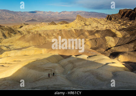 Menschen, Wanderer, Wandern, Manly Beacon, Red Cathedral, Zabriskie Aussichtspunkt Zabriskie Point, Death Valley Nationalpark, Death Valley, Kalifornien Stockfoto