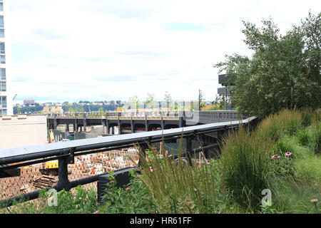 Blick in Richtung Osten von The High Line Park in New York, wie es geht über den Hudson Yards in der Nähe von seinen Anfang in der Nähe von 12th Avenue Stockfoto