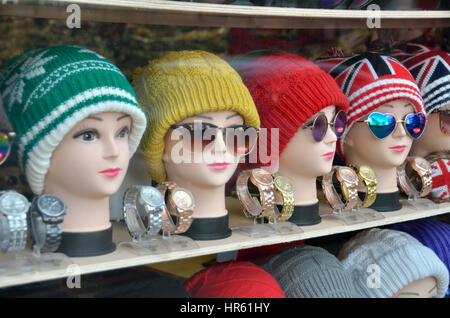 Anzeige der wolligen Mützen für Frauen auf Schaufensterpuppen in einem Mode-Schaufenster. Stockfoto