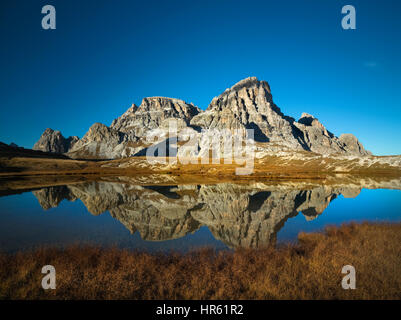 Tre Cime di Lavaredo. Italia. Dolomiti. Herbst. See. Nord-Italien. Stockfoto