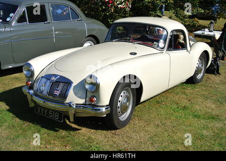 Ein MG MGA-Oldtimer aus dem Jahr 1959 wurde im Forde House, in Newton Abbot, Devon, England, Großbritannien ausgestellt. Stockfoto