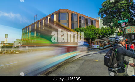 San Francisco, Kalifornien, Vereinigte Staaten - 14 August 2016:Cable Auto von der berühmten Powell-Hyde-Linien kreuzen in Bewegung zu verwischen, den Strand und Hyde Street Stockfoto