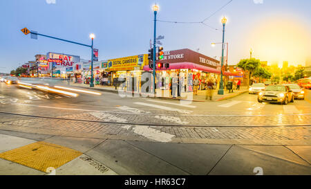 San Francisco, California, Vereinigte Staaten von Amerika - 14. August 2016: Kreuzung auf Jefferson und Jones Straßen bei Sonnenuntergang. Touristen, Busse und Autos im Verkehr. Stockfoto