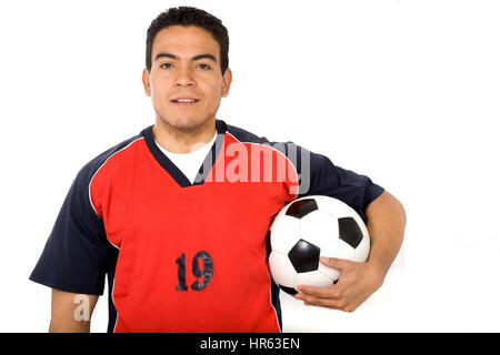 männlichen Fußballer mit einem Ball auf einem weißen Hintergrund Stockfoto