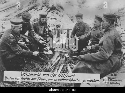 German World War I fotografische Ansichtskarte mit Soldaten an der Ostfront Toasten von Brot über dem Feuer, um es schmackhafter, 1915 machen. Von der New York Public Library. Stockfoto