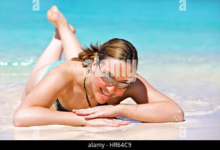 Strand Frau liegt auf dem Sand am Meer Stockfoto