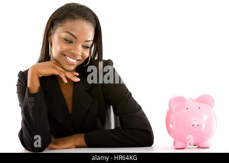 Business-Frau lächelnd mit Sparschwein - auf einem weißen Hintergrund isoliert Stockfoto