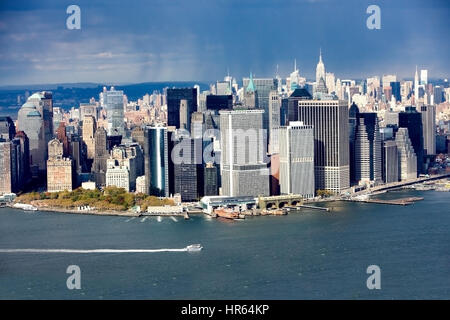Skyline von New York in blauen Tönen aus der Luft Stockfoto