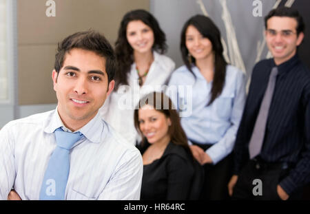 Geschäftsmann führt ein Team in einem Büro Stockfoto