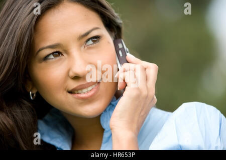 lässige Frau im Gespräch auf ein Mobiltelefon im freien Stockfoto