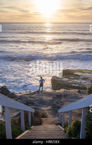 Meer und Küsten Sonnenuntergang surfen. Blick vom oberen Ende der Treppe am Windansea Strand. La Jolla, Kalifornien, USA. Stockfoto