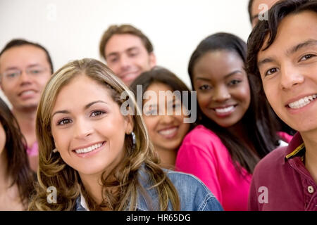 Multi-ethnischen Gruppe von Studenten in einem Klassenzimmer lächelnd Stockfoto