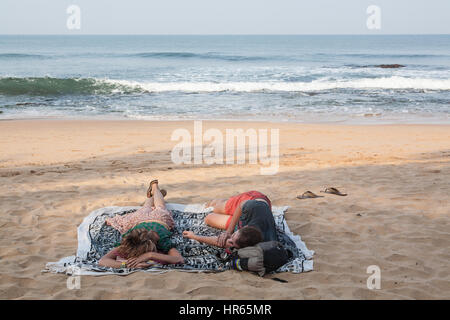 Zwei, Tourist, Touristen, Paar, Mangel, der, Schlafen, beraubt, Entbehrungen, schlafend, nach, Party, Feiern, späte Nacht, auf, Anjuna, Beach, Goa, Indien, indische, Asien, Asiatisch. Stockfoto