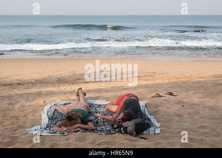 Zwei, Tourist, Touristen, Paar, Mangel, der, Schlafen, beraubt, Entbehrungen, schlafend, nach, Party, Feiern, späte Nacht, auf, Anjuna, Beach, Goa, Indien, indische, Asien, Asiatisch. Stockfoto