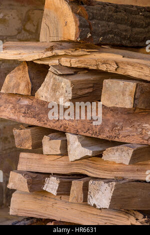 Schönheit gestapelt trockenes Holz für den Kamin Stockfoto