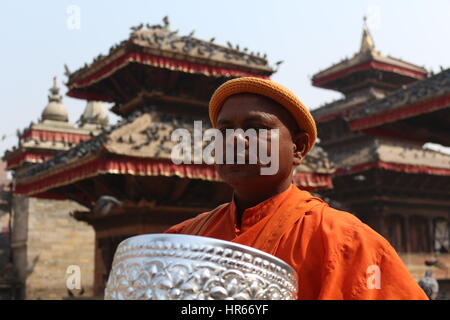 Eine buddhistische Mann stand vor Tempel in Kathmandu Durbar Square.  Kathmandu Durbar Square ist alten königlichen Palast des ehemaligen Königreichs in Kathmandu. Stockfoto