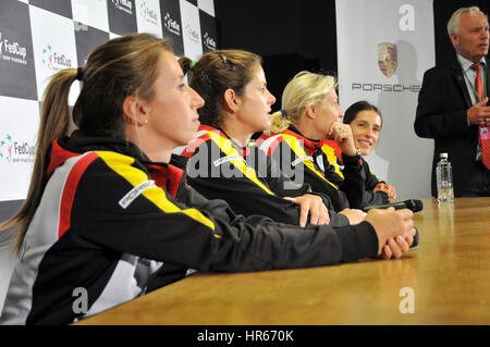 Cluj-Napoca, Rumänien-13. April 2016: Deutsche Tennisspieler, Beantwortung von Fragen während der Pressekonferenz vor dem Tennis Fed Cup von BNP Paribas Worl Stockfoto