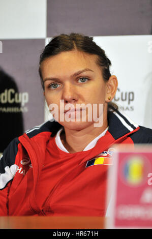 Cluj-Napoca, Rumänien-13. April 2016: Rumänische Tennis Spieler Simona Halep Beantwortung von Fragen während der Pressekonferenz vor dem Tennis Fed-Cup-BN Stockfoto