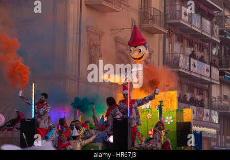 Viareggio, Italien - 26. Februar 2017: 144. Ausgabe der Karneval von Viareggio. Jedes Jahr zieht der Karneval mehr als 25 000 Besucher Stockfoto