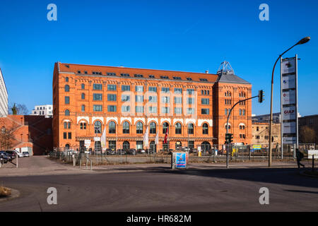 Berlin, Friedrichshain, Friedenstrasse 89-93. Historischen böhmischen Brauerei Ziegel Malthouse Gebäude nun Luxuswohnungen und Konferenzzentrum Stockfoto