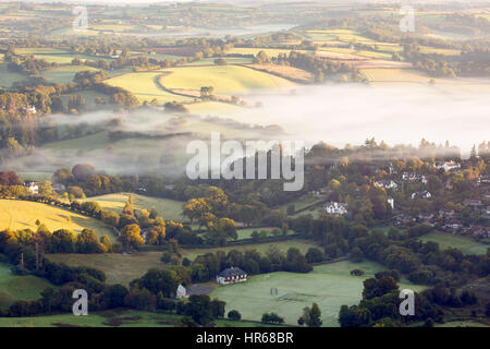 Am frühen Morgennebel über das Dartmoor Stadt Chagford Devon Uk Stockfoto