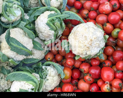 Frischer Blumenkohl und rote Tomaten auf dem Markt display Stockfoto