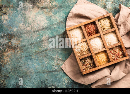 Sorten von Reis in der Drucker-Box, Jasmin, wild, weiß, Perlmutt, verbotene, jade, Basmati und Gerste Draufsicht Stockfoto