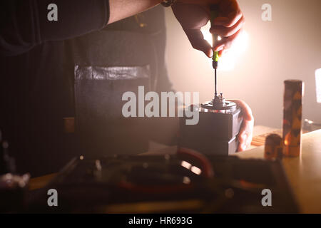 Testen Sie brennen die neue dual Kanthal Mikro Spulen auf der Zerstäuber Deck Basis der elektronischen Zigarette für dampfen, Szene hautnah. Stockfoto