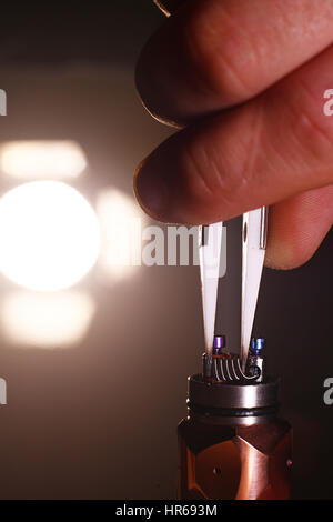 Testen Sie brennen die neue dual Kanthal Mikro Spulen auf der Zerstäuber Deck Basis der elektronischen Zigarette für dampfen, Szene hautnah. Stockfoto