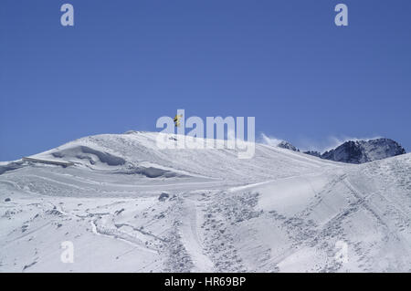 Snowboarder im Funpark im Skigebiet auf Sonne Wintertag springen. Kaukasus-Gebirge, Region Dombay. Stockfoto