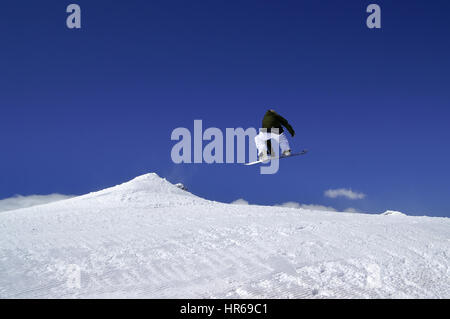 Snowboarder im Funpark im Skigebiet auf Sonne Wintertag springen. Kaukasus-Gebirge, Region Dombay. Stockfoto