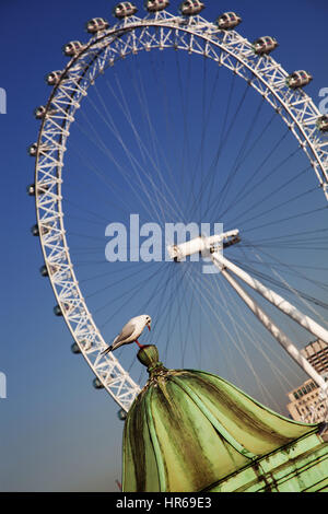 LONDON, UK - 26. Januar 2017: Das EDF Energy London Eye neben dem Fluss Themse, UK Stockfoto