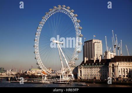 LONDON, UK - 26. Januar 2017: Das EDF Energy London Eye neben dem Fluss Themse, UK Stockfoto