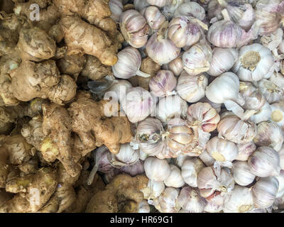 Frischer Knoblauch und Ingwer auf Markt-Anzeige Stockfoto