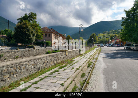 Sheki, Aserbaidschan - 13. September 2016: auf der Straße. Sheki ist kleine Stadt im Nord-Aserbaidschan im südlichen Teil des größeren Caucasu Stockfoto