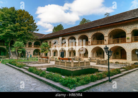 Sheki, Aserbaidschan - 13. September 2016: Blick auf den Innenhof des oberen Karawanserei ist ein historisches Denkmal in Sheki 18.-19. Jahrhundert. Es wa Stockfoto